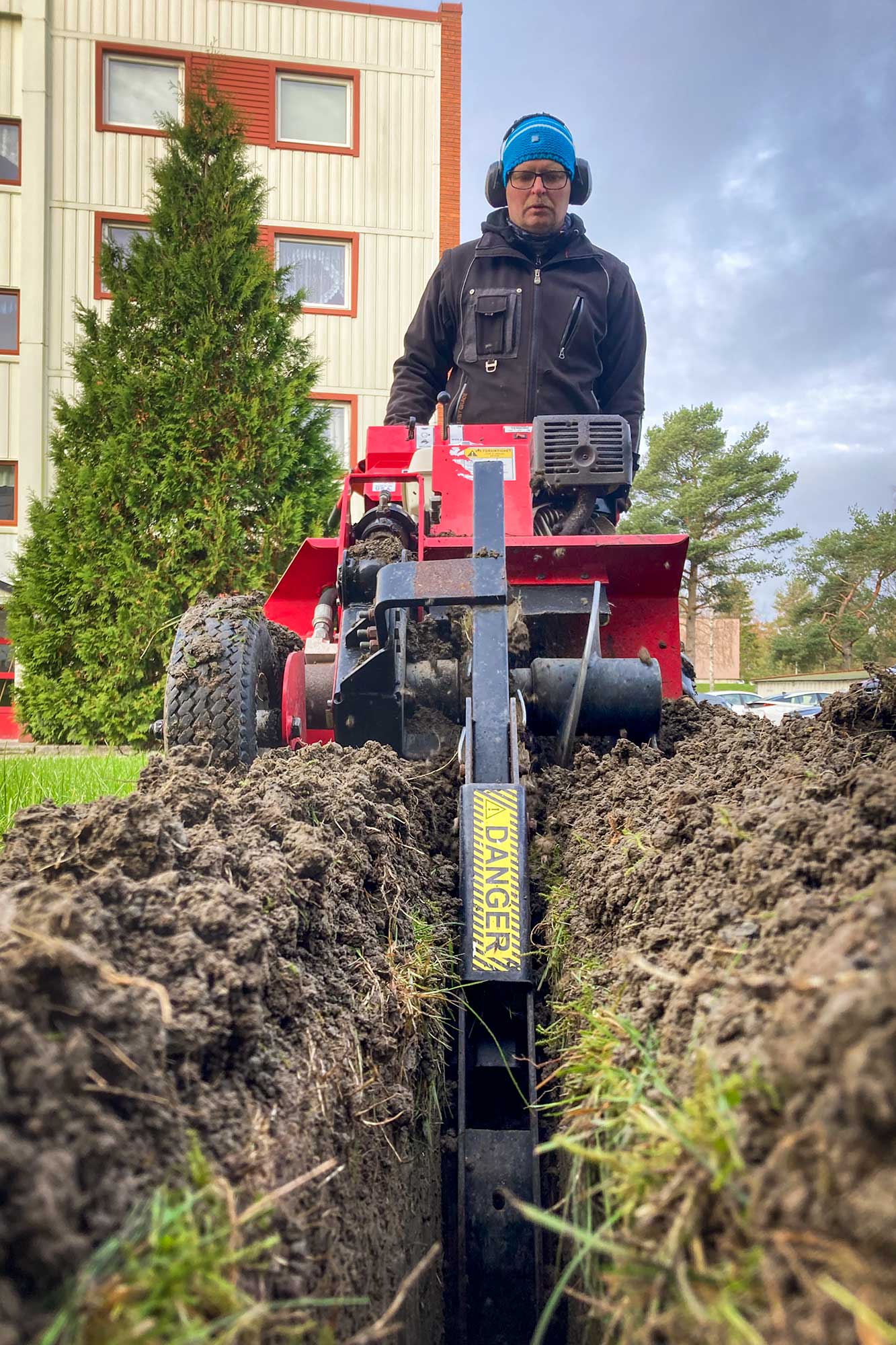 Tecnia AS - Baretto liftbil og tekniker ved telekommunikasjonsstolpe i Askim