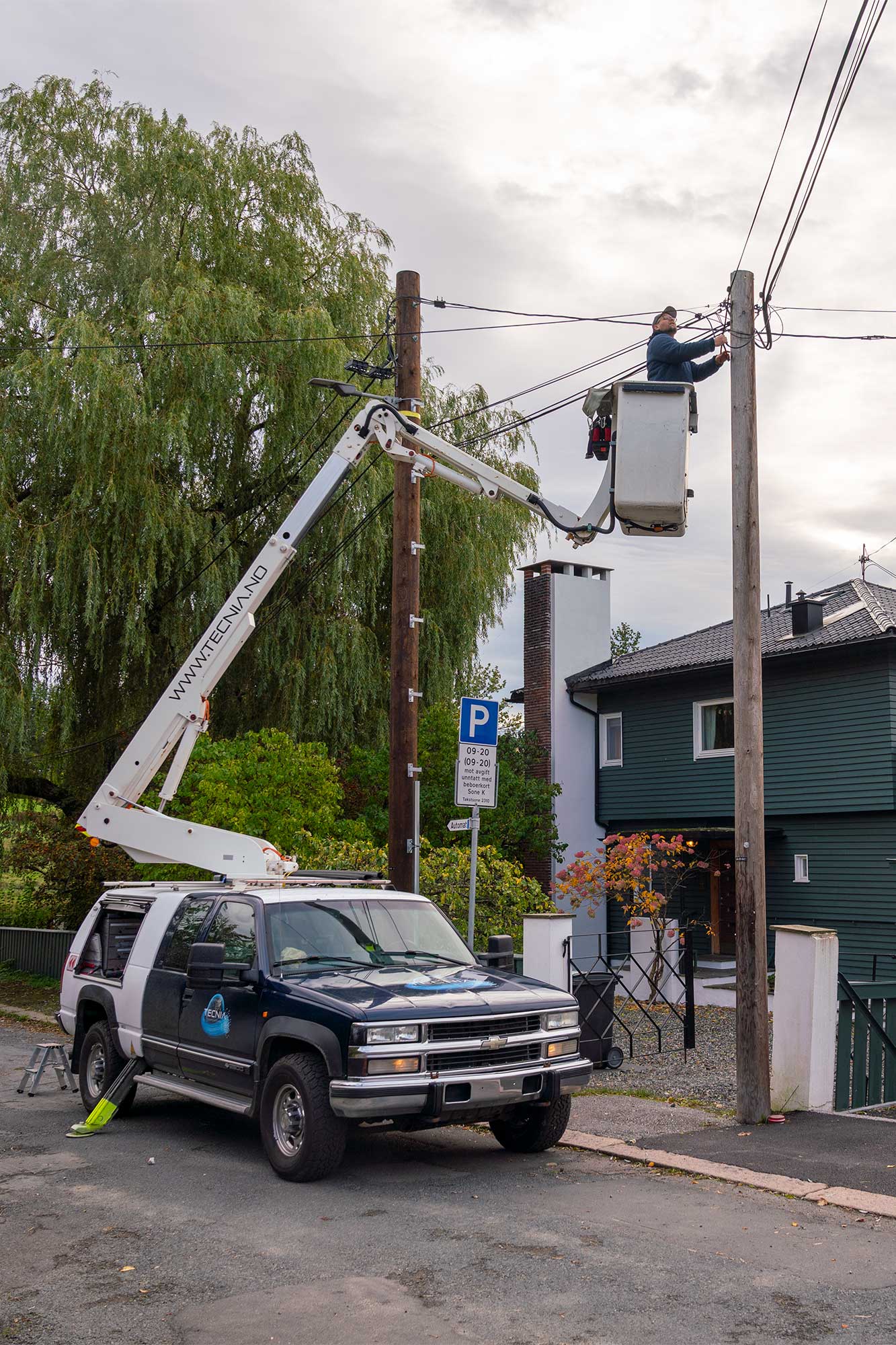 Tecnia AS - Tekniker i lift utfører høydearbeid på telekommunikasjonsstolpe